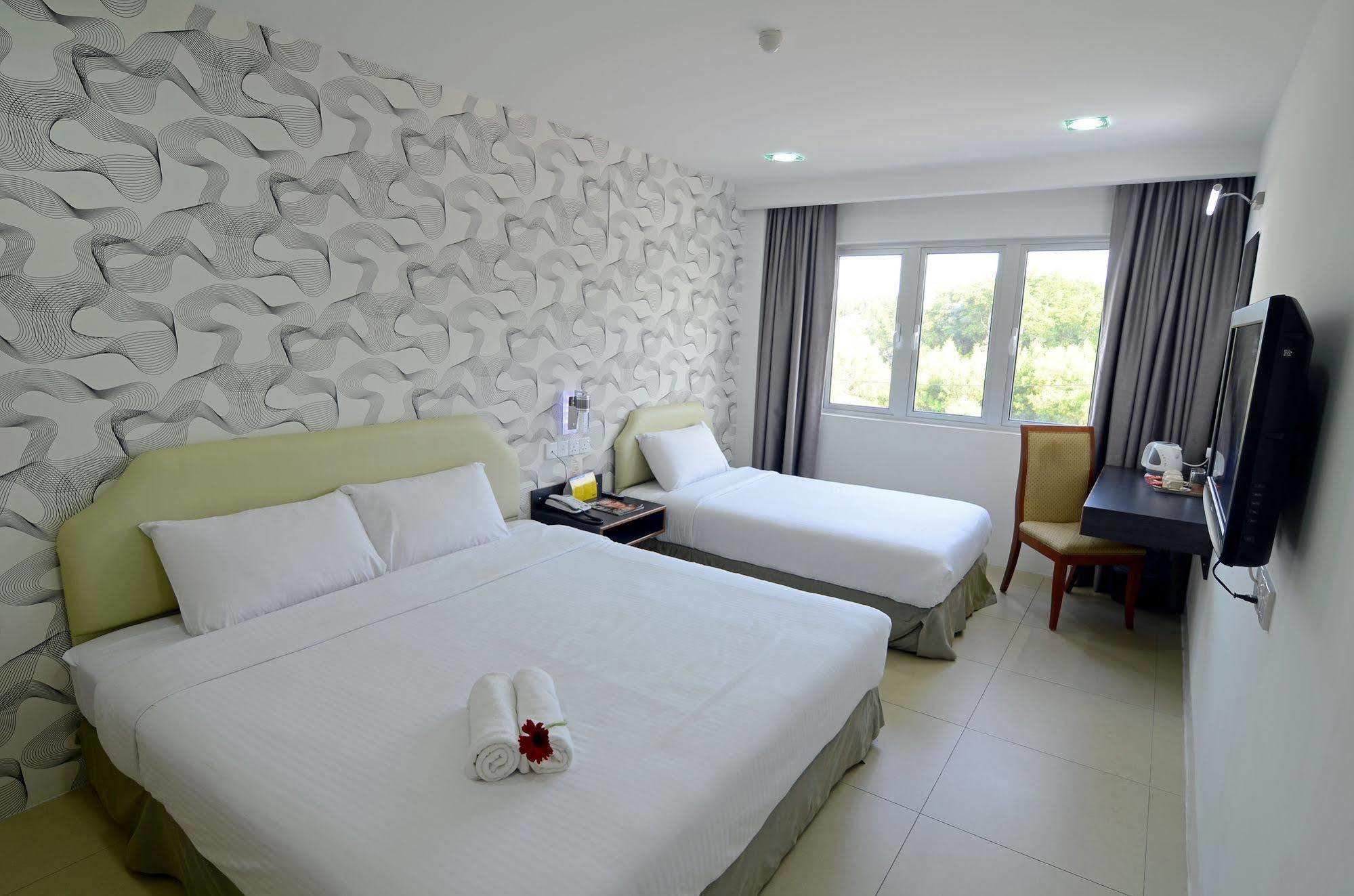 Hotel Avenue Куантан Экстерьер фото