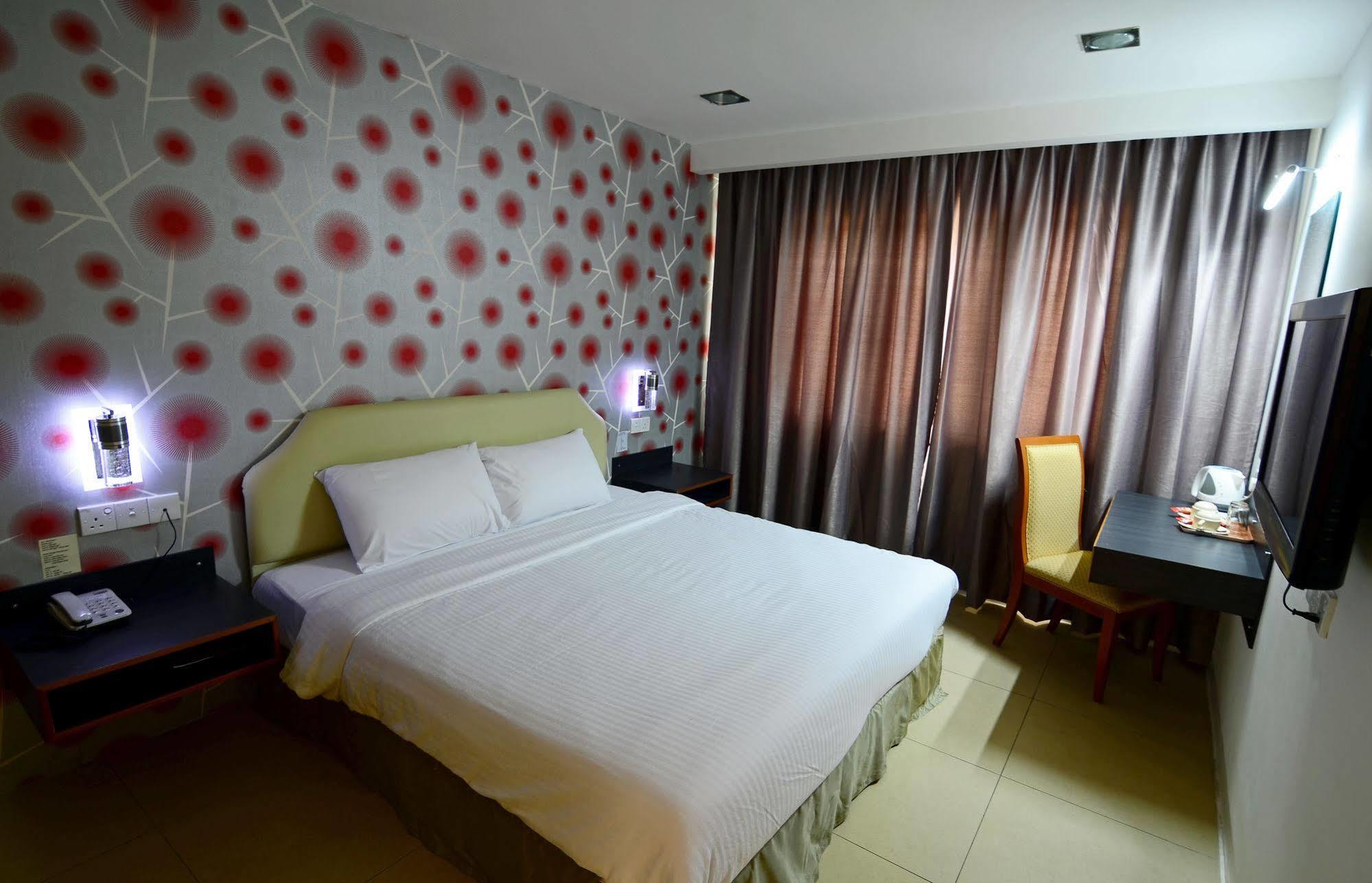 Hotel Avenue Куантан Экстерьер фото