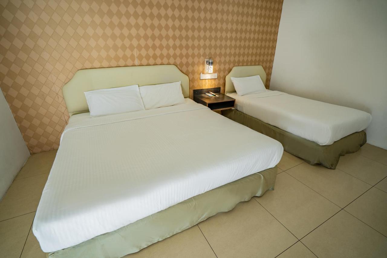 Hotel Avenue Куантан Экстерьер фото