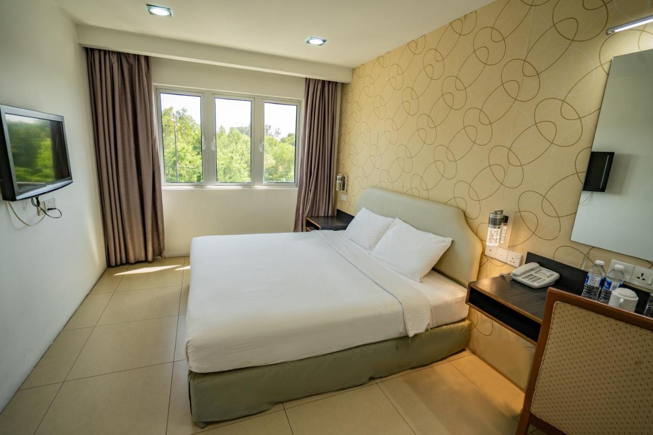 Hotel Avenue Куантан Экстерьер фото