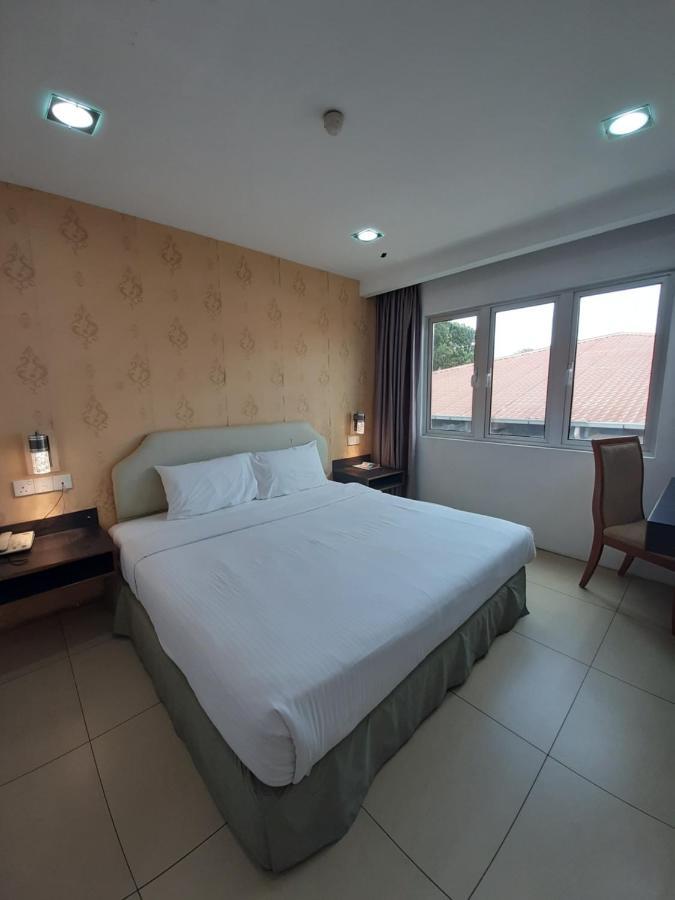 Hotel Avenue Куантан Экстерьер фото